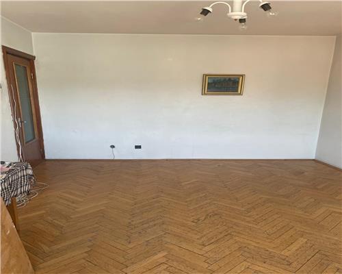 Apartament de 4 camere, decomandat, Centru, etaj intermediar