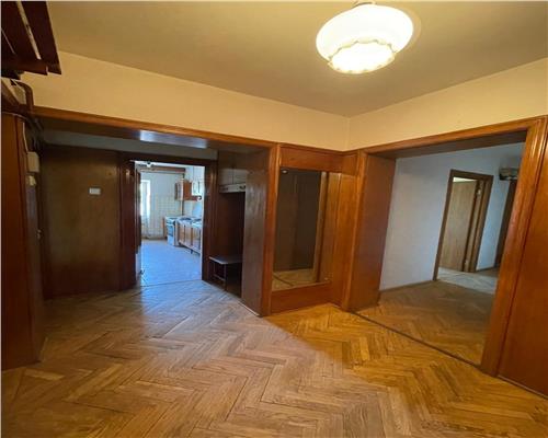 Apartament de 4 camere, decomandat, Centru, etaj intermediar